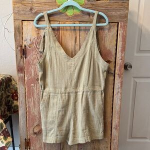 Free People sage green romper. Size medium. Pockets. Adjustable straps